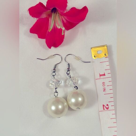 Super cute! Fun faux pearl beaded earrings! - Picture 5 of 6